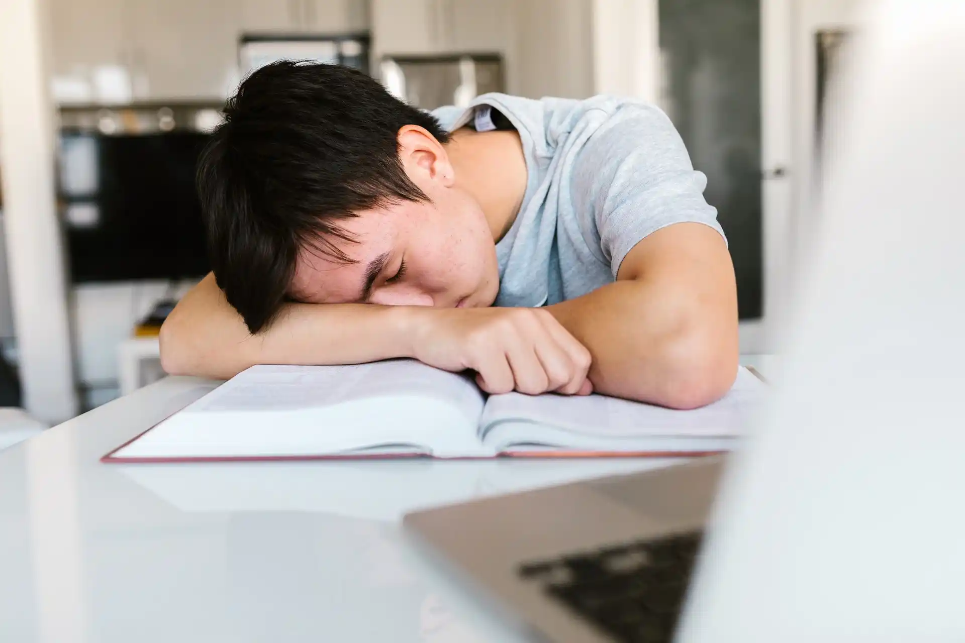 Uyku Nasıl Oluşur? Kitap Okurken Niye Uykumuz Gelir? | NextVery